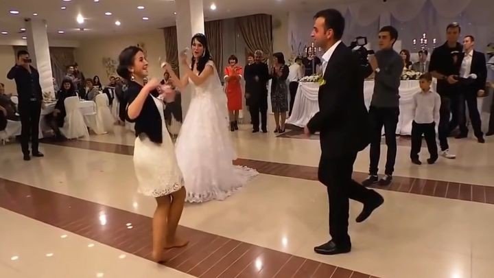 На дагестанской свадьбе гостья смогла утереть нос всем мужчинам!