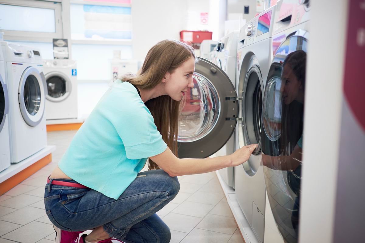 Почему стоит закрывать стиральную машинку, уходя из дома