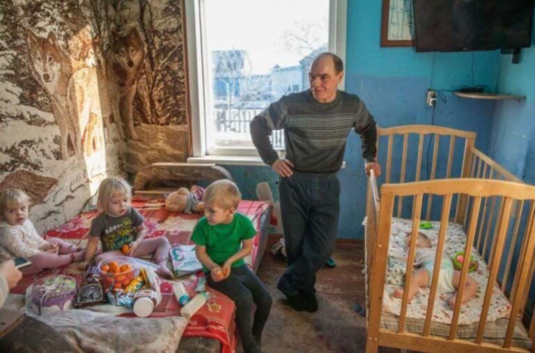 От 36-летнего Михаила ушла жена, оставив ему 7 детей. Как живёт сейчас многодетный отец