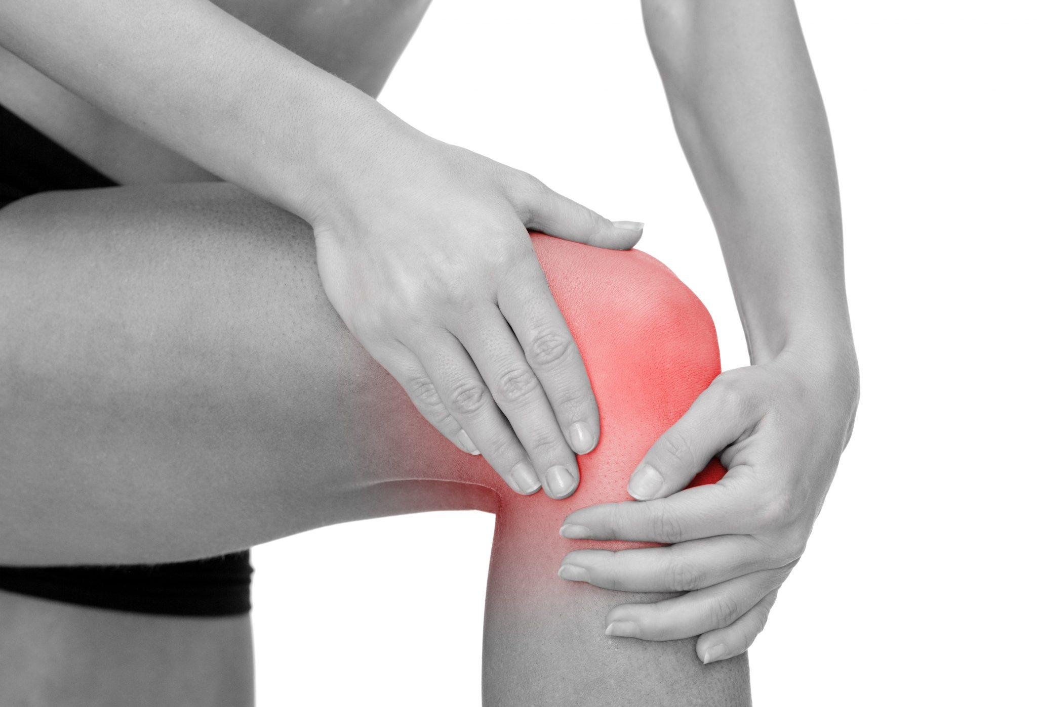 Болят колени: вам точно нужно лечиться народными средствами