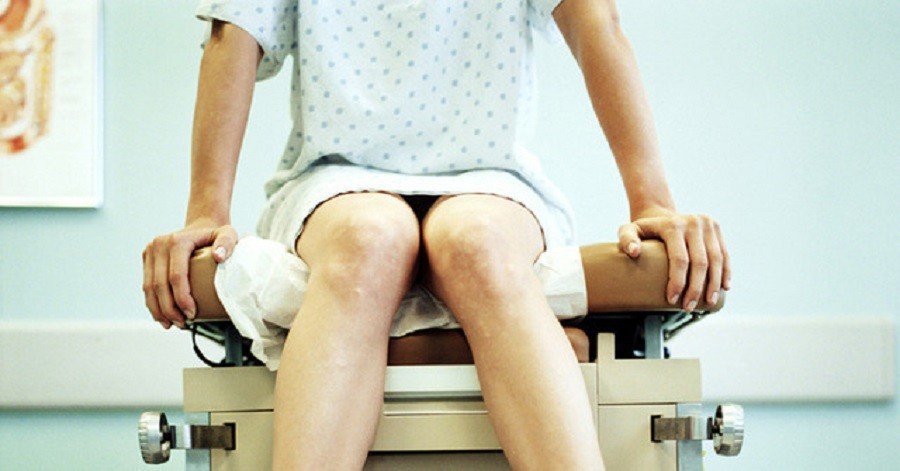 Девушка на приеме у гинеколога раздвигает ноги