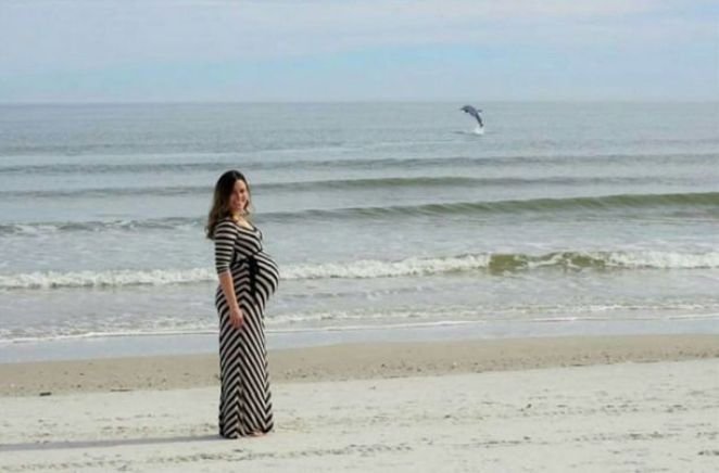 Мужчина сфотографировал свою беременную жену
