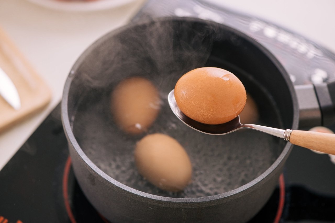Почему нельзя выливать воду после варки яиц