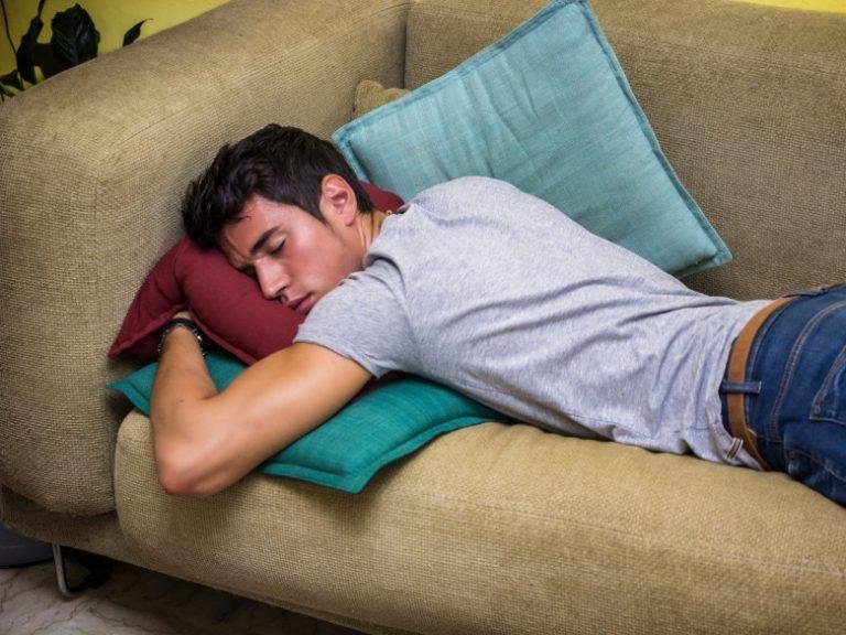 Почему нельзя спать на диване