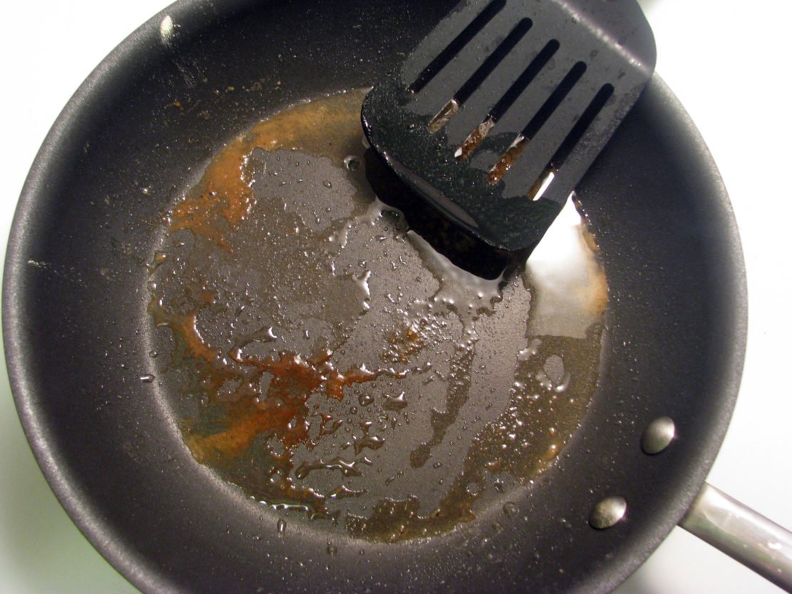 Куда вы выливаете жир или масло со сковороды? Подскажу 3 способа утилизации без канализации