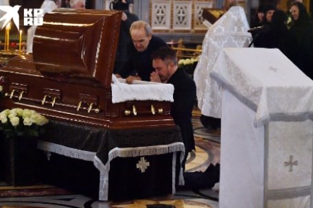 Сын и муж Инны Чуриковой опустились на колени у гроба актрисы