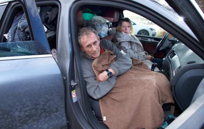Супруги из Баварии уже год живут в машине из-за бойцовской собаки