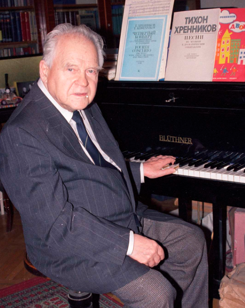 Почему главного композитора СССР Хренникова похоронили в палисаднике
