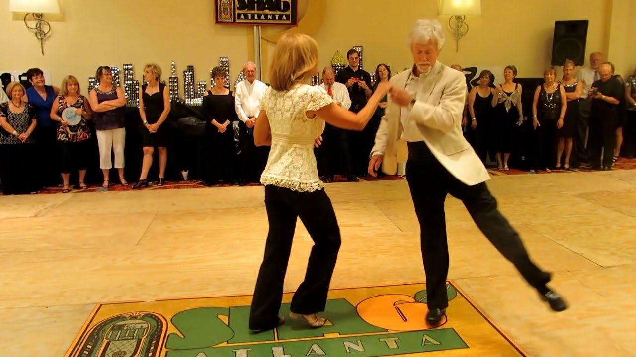 Видео с танцем этой пожилой пары набрало почти 14 миллионов просмотров! Старички действительно отожгли по полной!