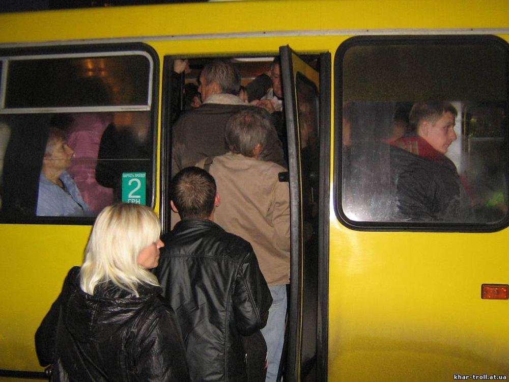 Огромная женщина залезает в салон автобуса. То, что сказал один с пассажиров через 2 остановки, рассмешило всех!