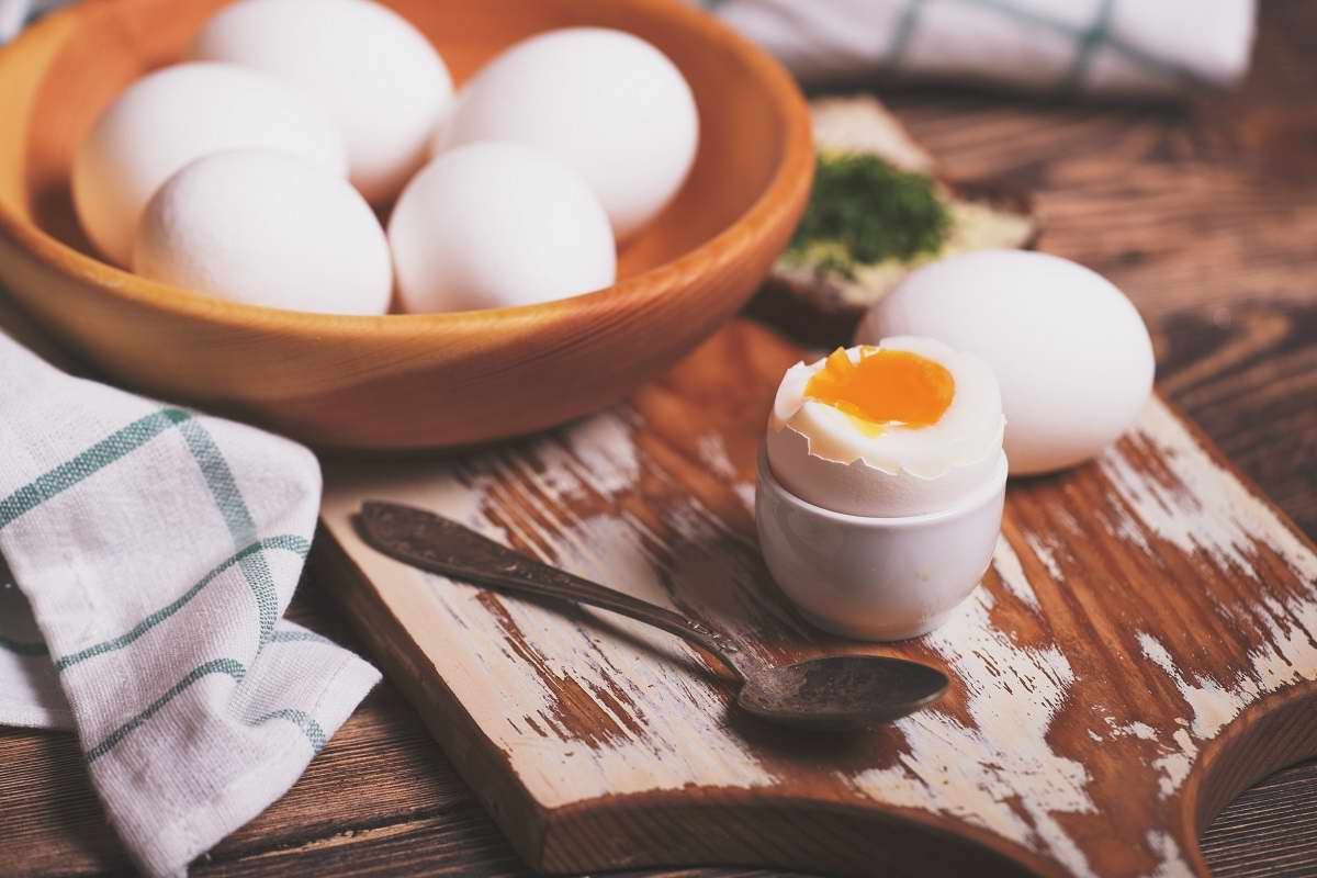 Легкий способ почистить яйцо, чтобы скорлупа слетала от одного взгляда на нее