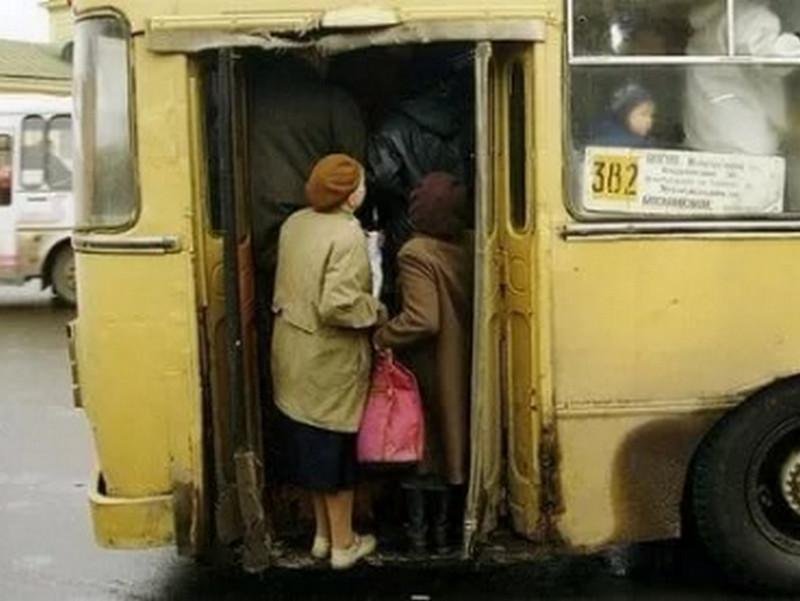 Бабуля, толкаясь, еле влезла в автобус. То, что она там сказала, заставило лечь от смеха всех!