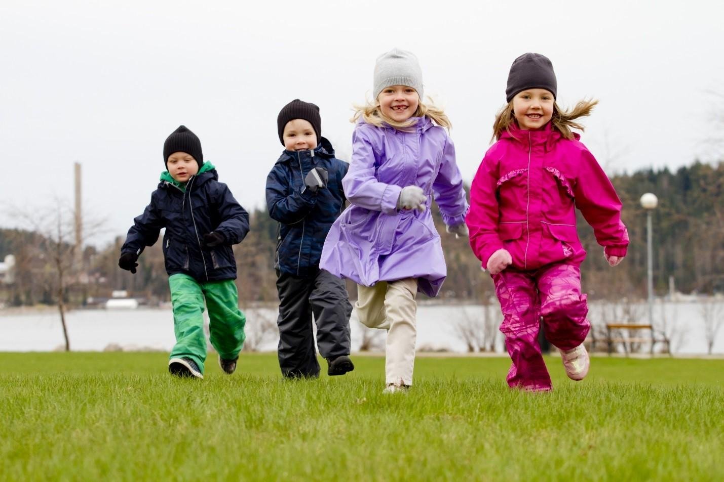Какие правила нужно соблюдать, одевая весной ребенка на прогулку