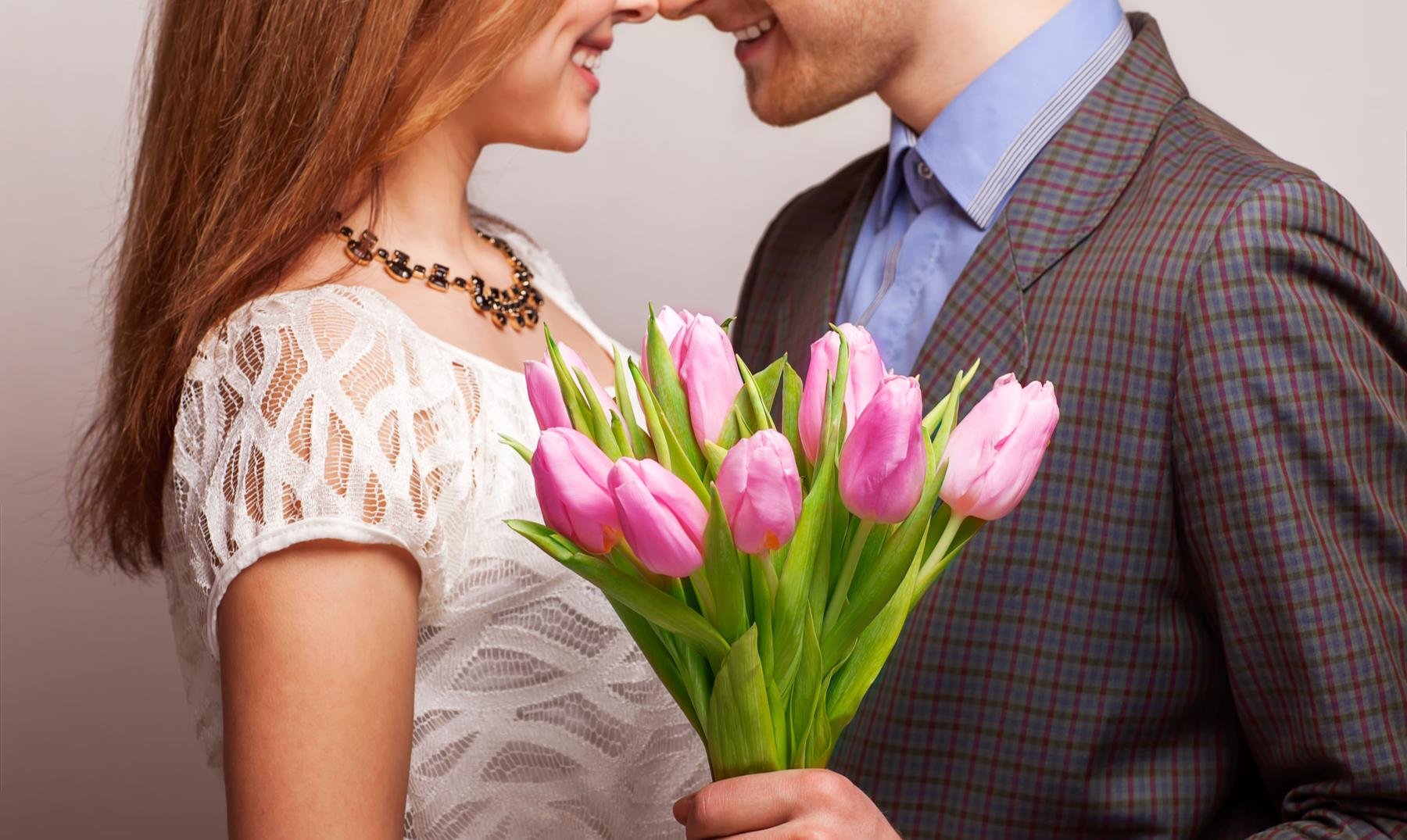 Можно ли дарить 4 цветов. Женщина с тюльпанами. Девушка с букетом тюльпанов. Мужчина с тюльпанами. Букет тюльпанов в руках.