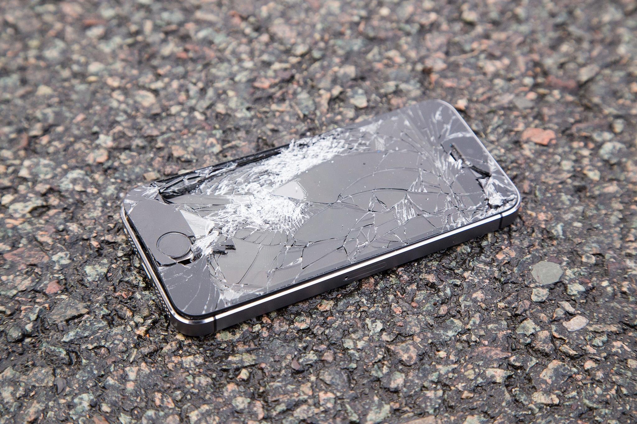 Разбитый 13 айфон