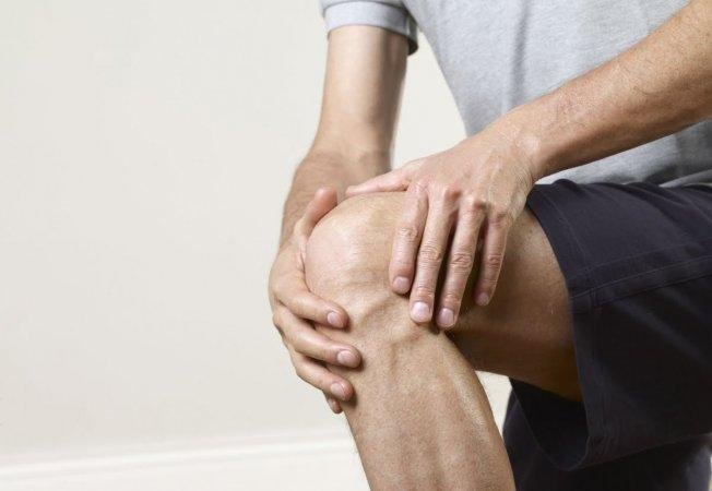 Мучают боли в коленях? Попробуйте эти народные средства – и быстро увидите результат!