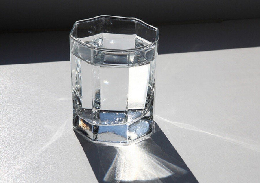 Почему следует ставить стакан воды на ночь у кровати