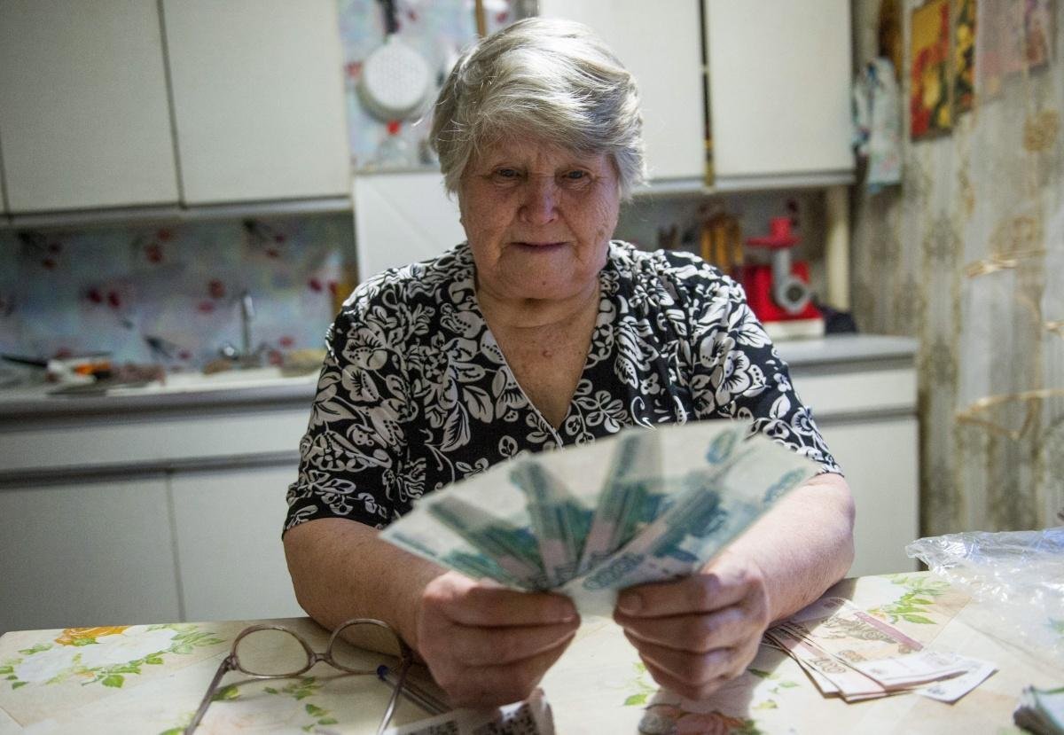 Получить деньги пенсионерам. Бабушка с деньгами. Пенсионерка с деньгами в руках. Бабушка с пенсией. Бабушка получает пенсию.
