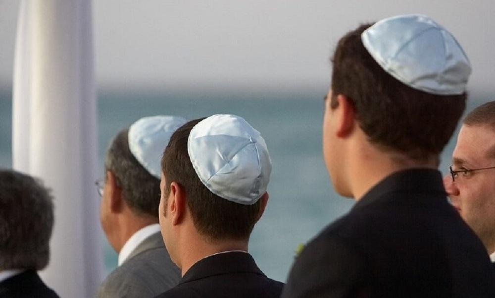 Так вот, оказывается, зачем евреи носят эти маленькие шапочки!