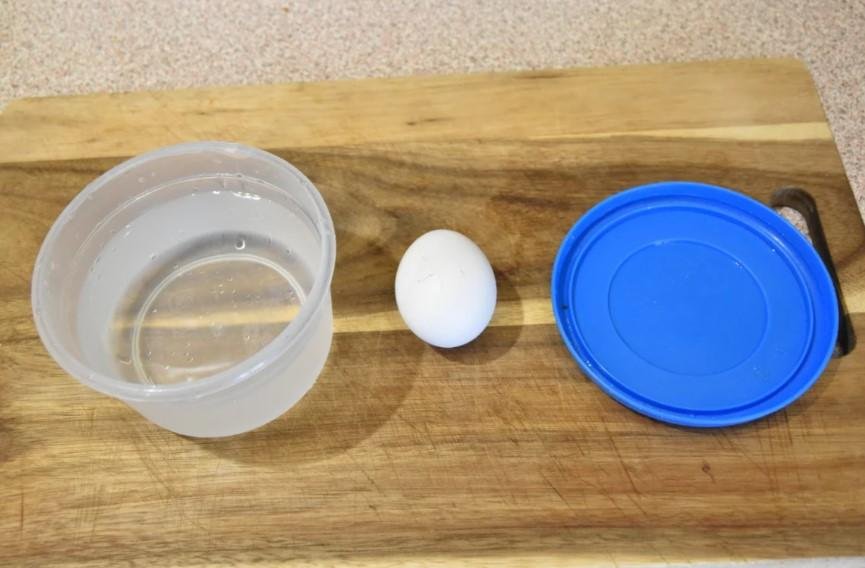 Учитель физики показал, как почистить яйцо от скорлупы ровно за 2 секунды. Почему нас в школе не учили таким нужным вещам?