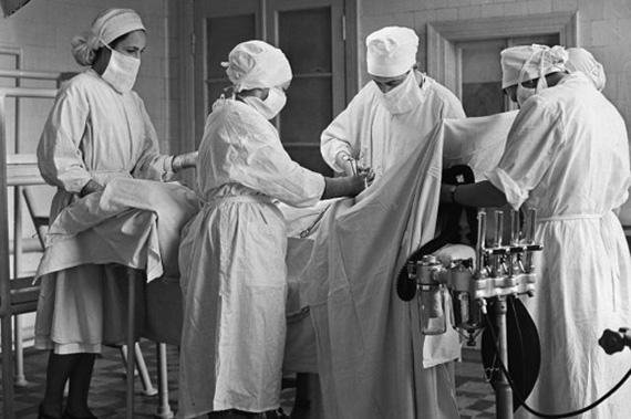 Почему врачи носят халаты именно БЕЛОГО цвета? Никогда бы не подумал…