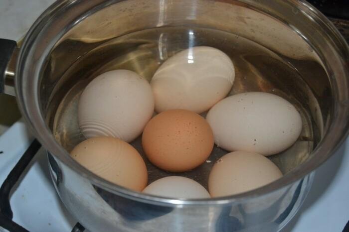 Скорлупа слетит сама: что нужно добавить в воду при варке яиц