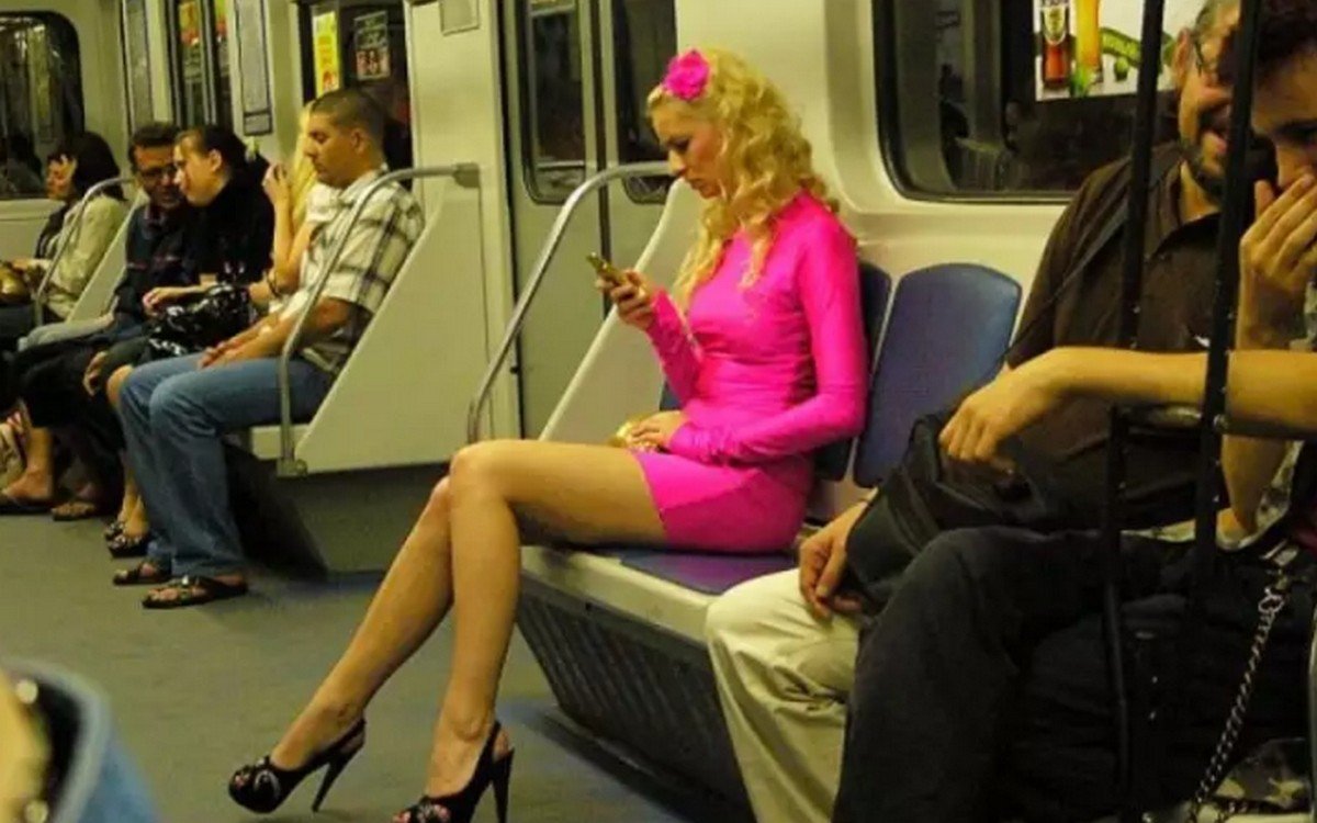 Блондинка в метро поразила всех вокруг — челюсти упали у каждого! Невероятно!