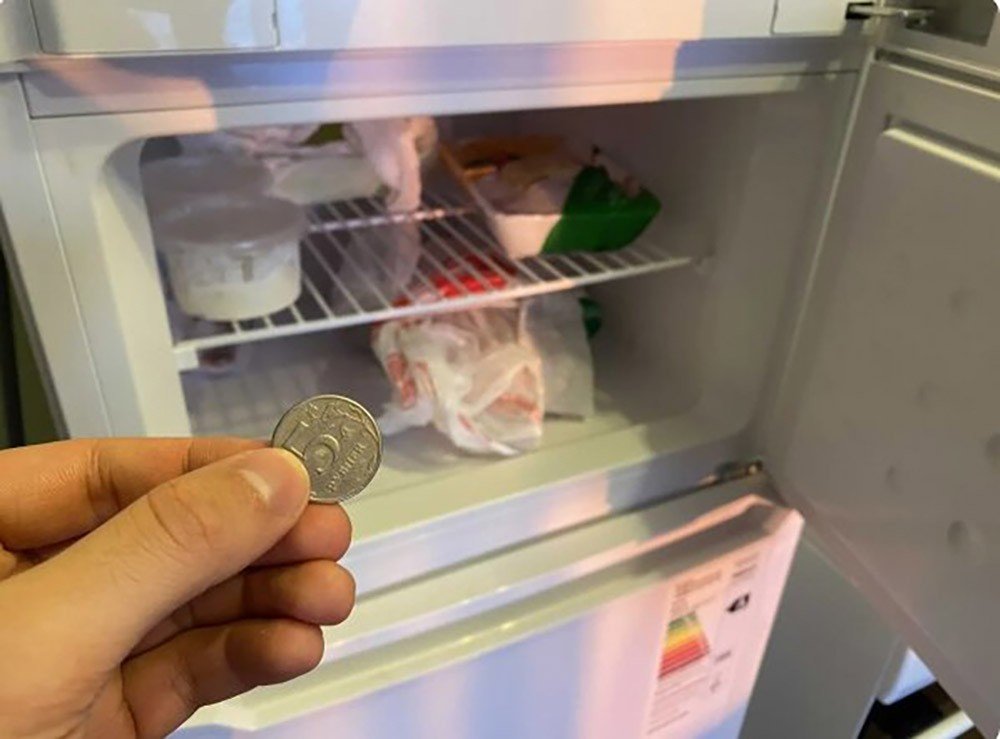 Уходя из дома оставляю монетку в морозильнике и он всегда работает. Хитрость от мастера по холодильникам