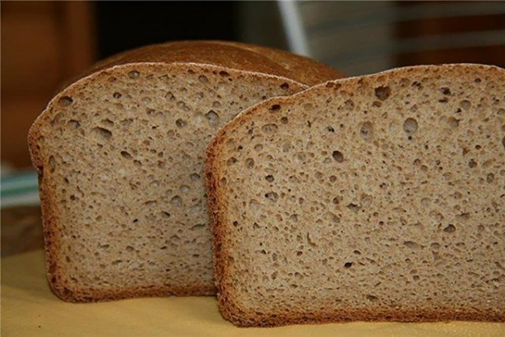 Ржаной хлеб на закваске в хлебопечке рецепт. Хлеб на хмелевой закваске. Хлеб на закваске в хлебопечке. Хлеб на хмелевых дрожжах. Ржаной хлеб.