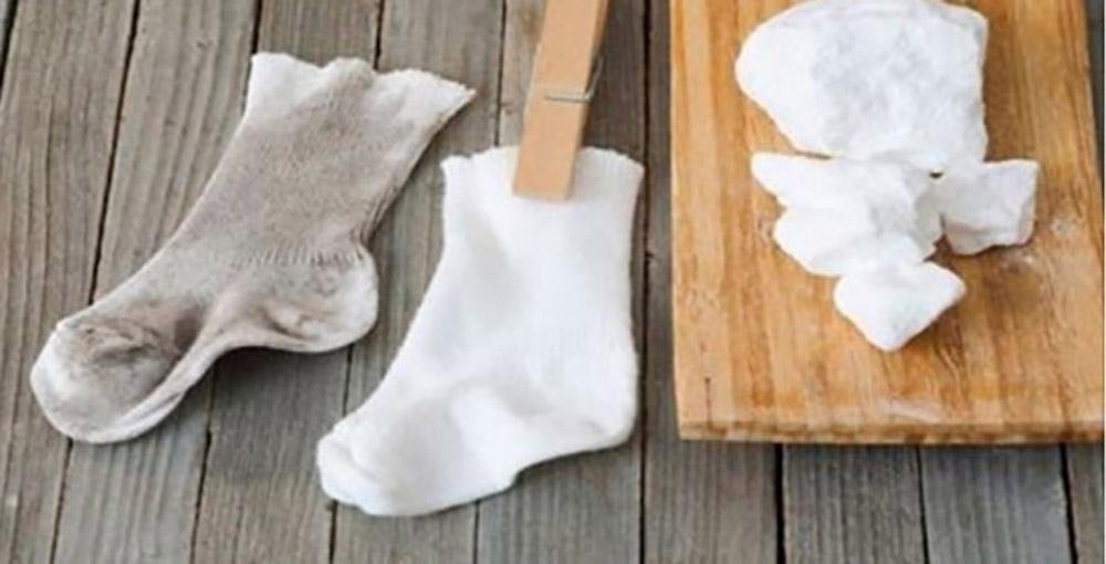 2 простых способа: как вернуть белоснежный цвет носкам, майкам и футболкам?
