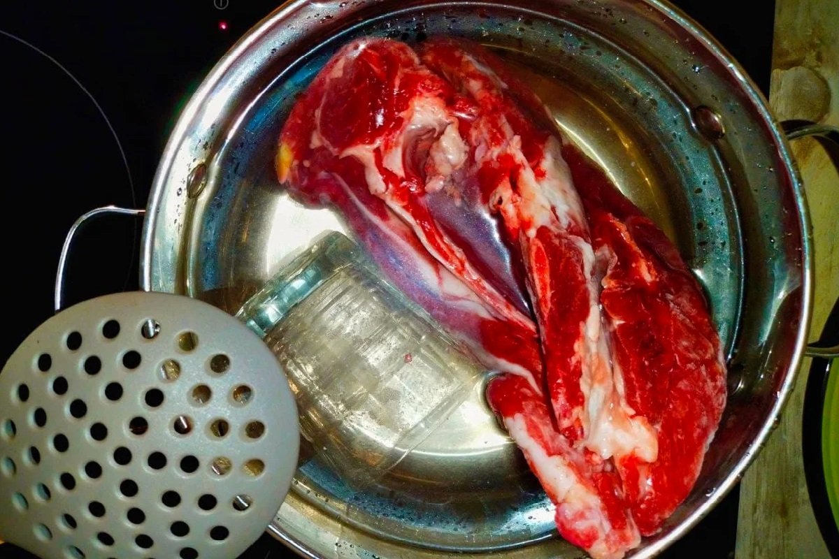 Рюмка в кастрюле с мясом: как работает старинный поварской прием