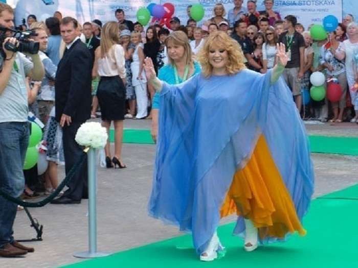 Поднялась на сцену с флагом: Алла Пугачева выступила на Украине