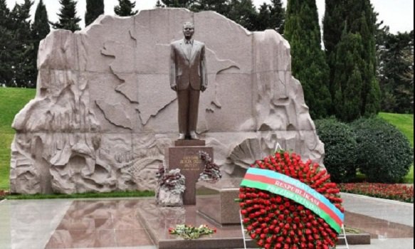 Президент Ильхам Алиев, первая леди Мехрибан Алиева и члены их семьи посетили могилу великого лидера Гейдара Алиева