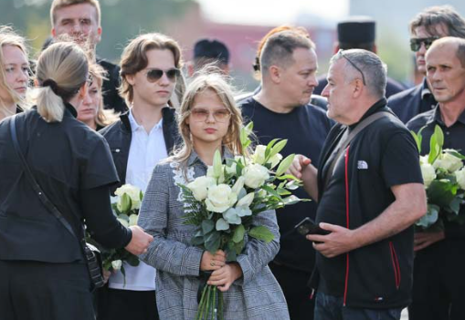 Вдова привезла из Германии детей на могилу к Шатунову